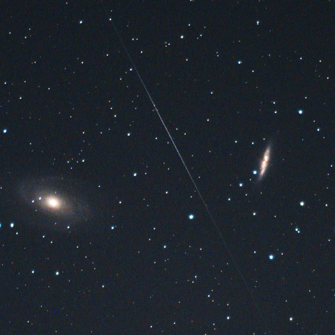 M81とM82を裂く流星