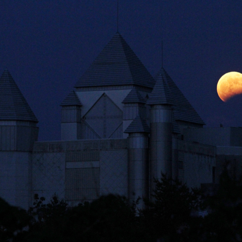 洋城に昇る食の月