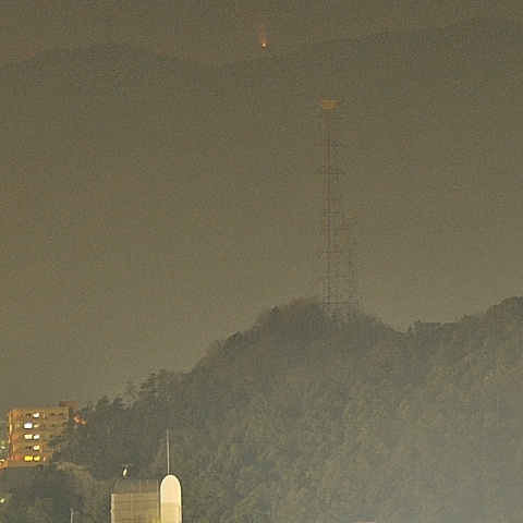 山陰に沈むパンスターズ彗星