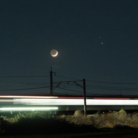 通勤列車の通過と三天体のコラボ