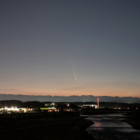 夕空に尾を引く紫金山・アトラス彗星（2024/10/13）