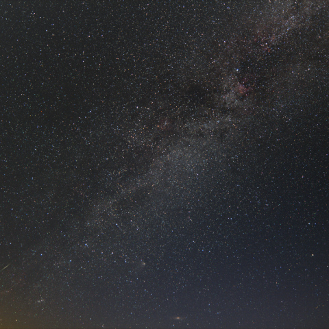 秋の銀河河畔のパンスターズ彗星と流星