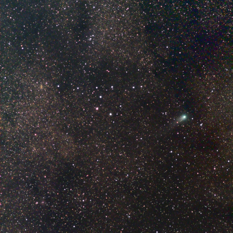 コートハンガー付近を過ぎゆくギャラッド彗星