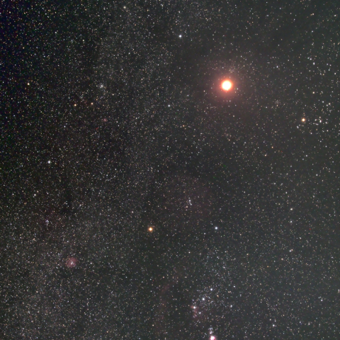 冬の天の川を渡る赤い月