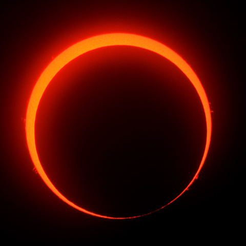 C2付近のプロミネンスとベイリービーズ