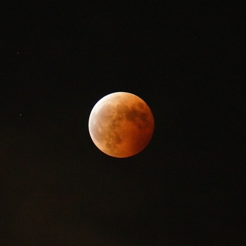 赤い月と天王星と