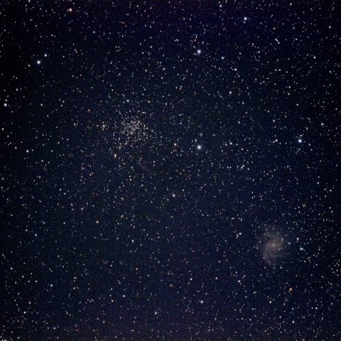 天の川の中の銀河NGC6946と散開星団NGC6939