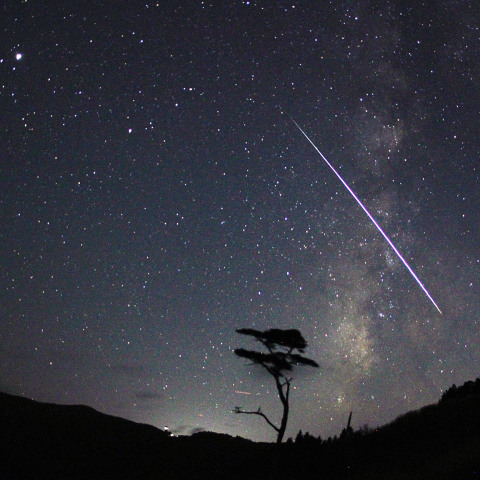 天の川を切り裂く火球