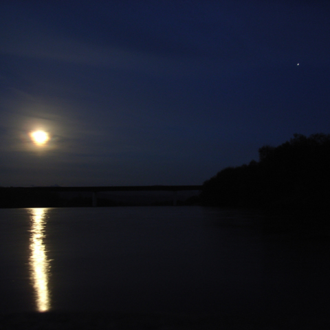 河上の満月