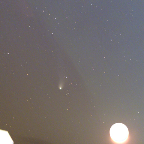 4月10日のポン・ブルックス彗星と月