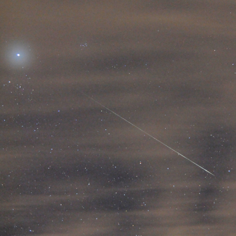雲を貫くふたご座流星群