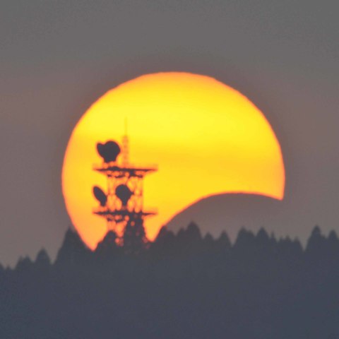 日の入り直前の部分日食