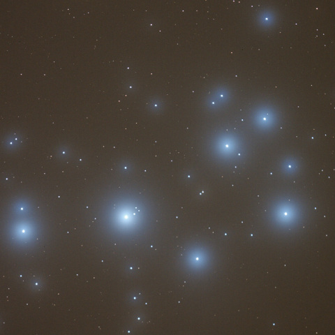 雲にかすむスバル