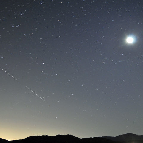 つる座からちょうこくしつ座を通過するISSと月・金星
