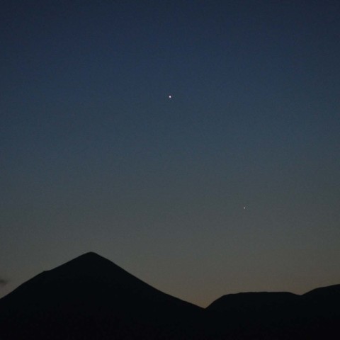 金星と水星、夕暮れの霧島連山・高千穂の峰