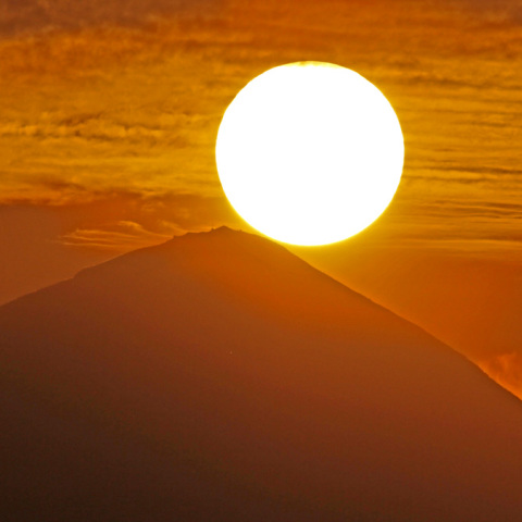 霧島山高千穂の峰に沈む夕日