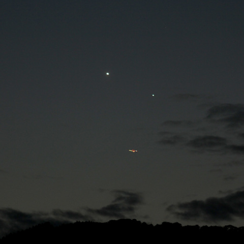 稜線に並ぶ金星と水星