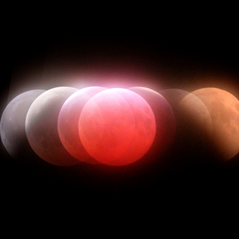 雲間の皆既月食