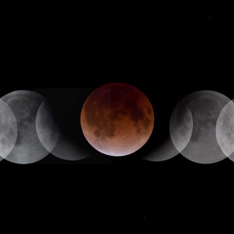 皆既月食中の地球の本影