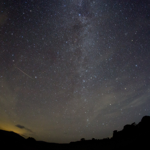 北極星をかすめて飛ぶ流星