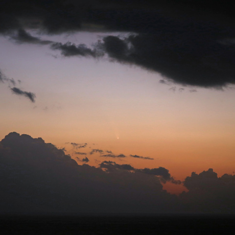 日本海に浮かぶ紫金山・アトラス彗星