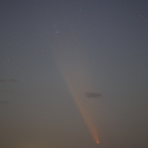 漁火と積丹半島に沈んでゆく紫金山・アトラス彗星