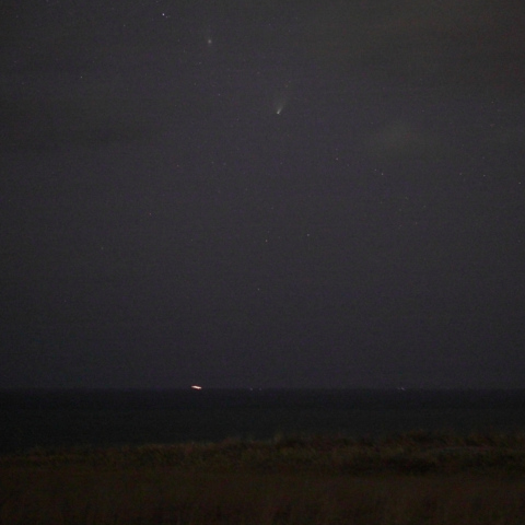 日本海に浮かぶM31とパンスターズ彗星