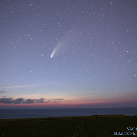 海に浮かぶ大彗星