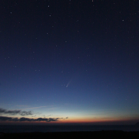 ネオワイズ彗星と星々の共演