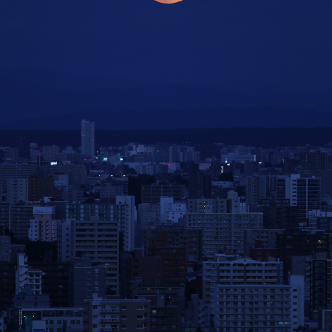 街に昇る中秋の名月