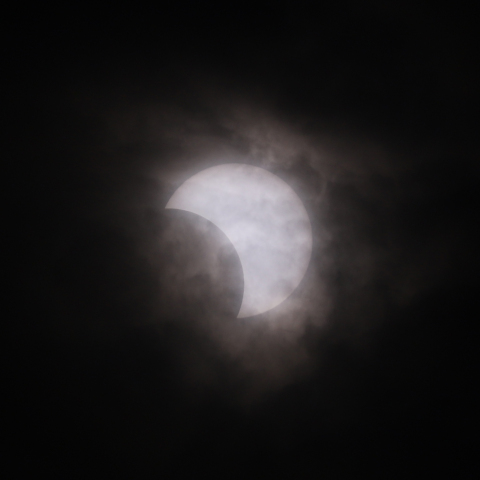 薄雲かかる部分日食2020