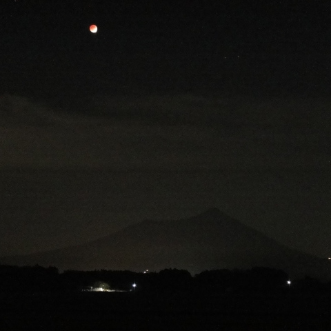筑波山と橙色の月