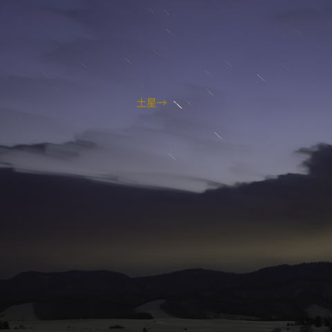 宵の薄明に沈む土星