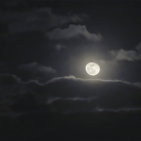 月齢17.0の月と照らされる雲