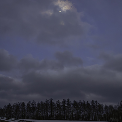 4月上旬の残雪と月齢10.9の月