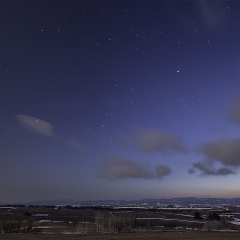 薄明の冬の星座~雪解けの風景