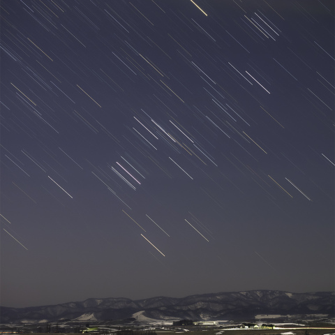 雪解けの風景に沈むオリオン