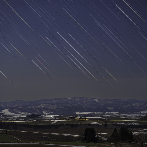 雪解けの風景に沈むオリオン大星雲と三ツ星