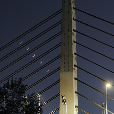 沈みゆく月齢2.4の月