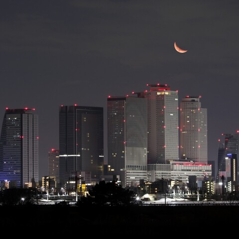 2021-2-7 月とビル群と新幹線