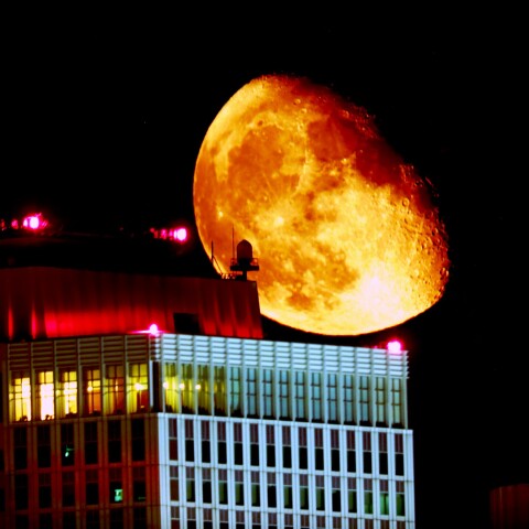 2021-5-30 タワーズから昇る月