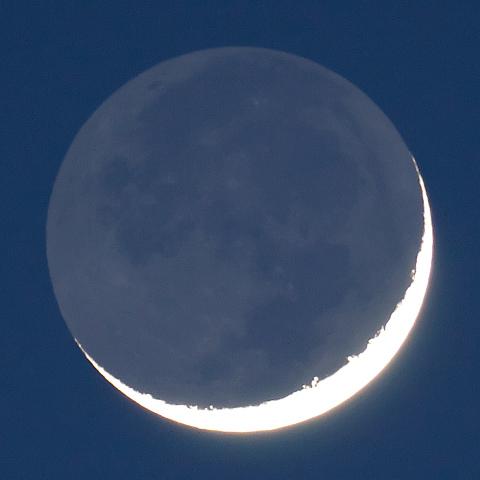 月齢2.3(三日月)の地球照