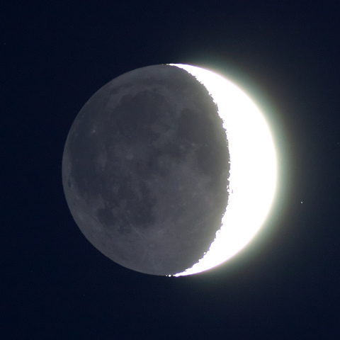 地球照 (月齢3.9)