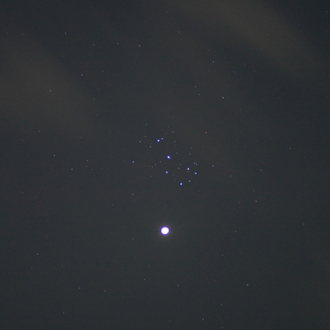 雲に霞む金星とプレアデス