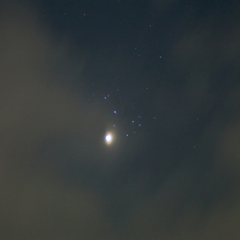 雲に消される寸前の金星とプレアデス