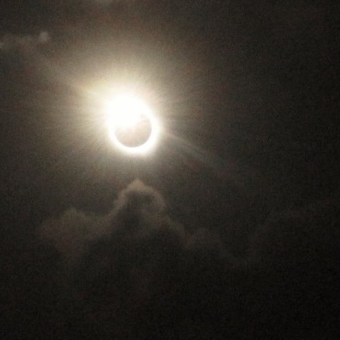 雲を照らすダイヤモンドリング