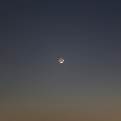 夕空の細い月と木星