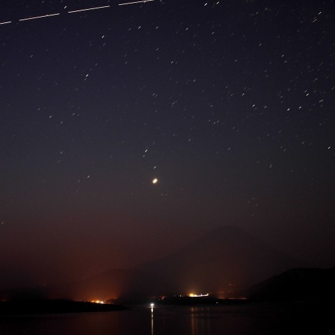 富士山上空を通過するISS