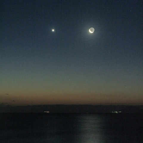 水平に並ぶ金星と月