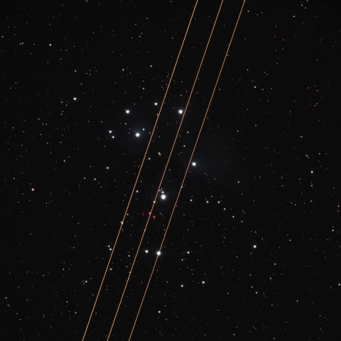 スバルを横切る飛行機の航跡